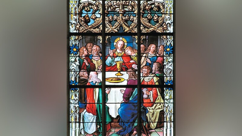 Die Apostel scharen sich beim letzten Abendmahl um den Herrn - Nun müssen die Menschen durch körperlichen Abstand Nähe zeigen. Ausschnitt renoviertes Glasfenster von 1886 in der Stadtpfarrkirche St. Johannes, Dingolfing.