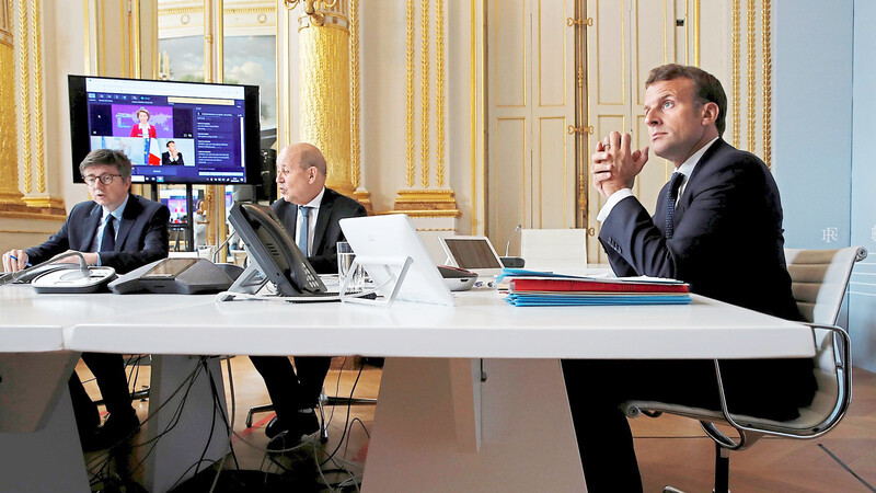 Frankreichs Präsident Emmanuel Macron (r.) und Außenminister Jean-Yves Le Drian (M.) gaben bei der Geberkonferenz bekannt, 500 Millionen Euro im Kampf gegen die Corona-Pandemie zu spenden.