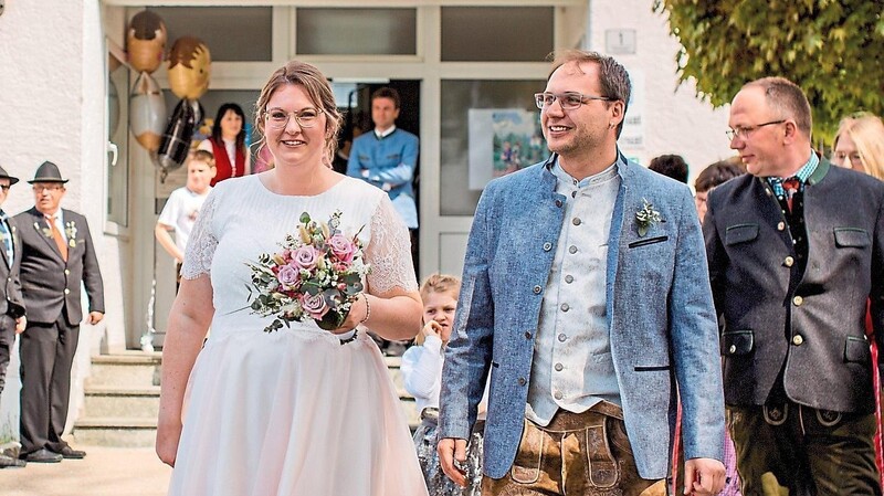 Das junge Paar Thomas und Laura Bierl sagte im Beisein ihrer Familien im Standesamt Weiding Ja zueinander.