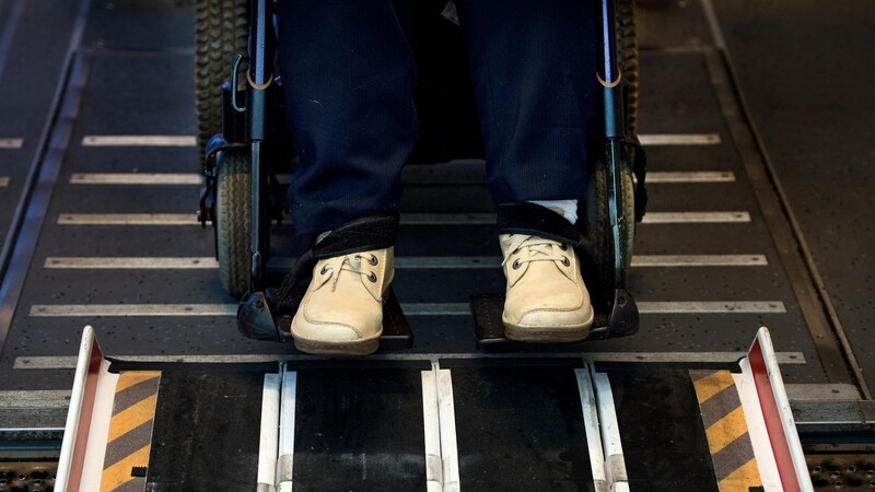 Eine Rampe für Rollstuhlfahrer aus einem Bahnwaggon. Viele Menschen mit Behinderungen brauchen dafür zusätzliche Unterstützung - doch ob das alles auch wirklich immer klappt, ist nicht gewiss, wie ein 35-jähriger Straubinger berichtet.
