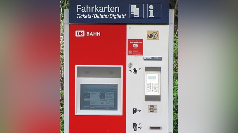 Ob und wann an den Fahrscheinautomaten am Landshuter Bahnhof auch MVV-Tickets gekauft werden können, wird demnächst im Rahmen einer "Verbunderweiterungsstudie" untersucht.  Foto: mü