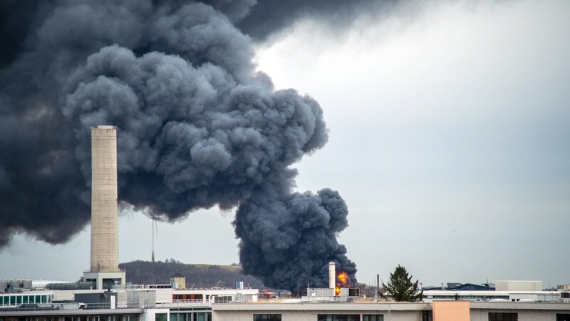 Dunkle Rauchschwaden steigen bei einem Brand zum Himmel auf. Eine riesige Rauchwolke über München hat am Freitag Passanten in der Stadt aufgeschreckt.