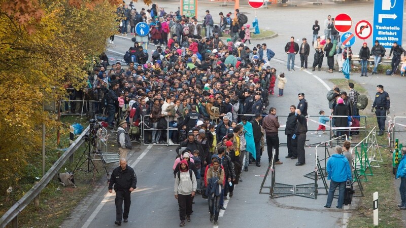 Auch am Mittwoch, 28. Oktober, überquerten wieder tausende Flüchtlinge die deutsch-österreichische Grenze wie hier in Passau.