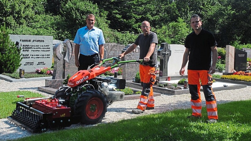 Bürgermeister Alfred Holzner (l.) und Bauhofleiter Konrad Steinhauser (r.) sind froh über die Dienste des neuen Friedhofspflegers Stefan Wolski.  Foto: