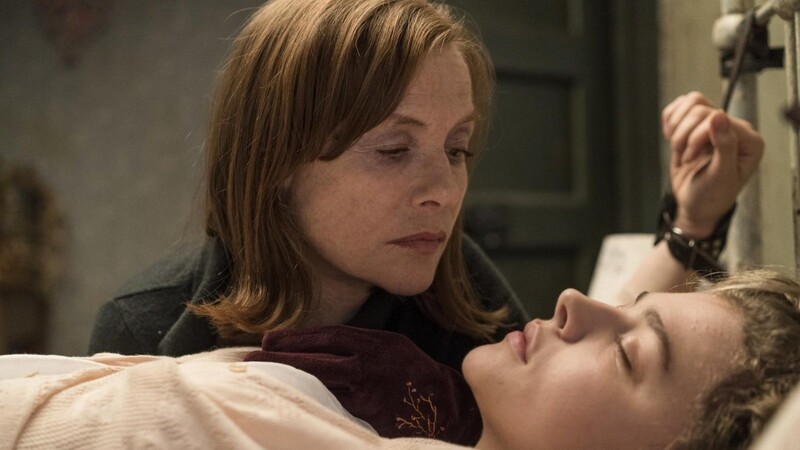 Greta (Isabelle Huppert) schaut Frances (Chloë Grace Moretz) heimlich beim Schlafen zu.