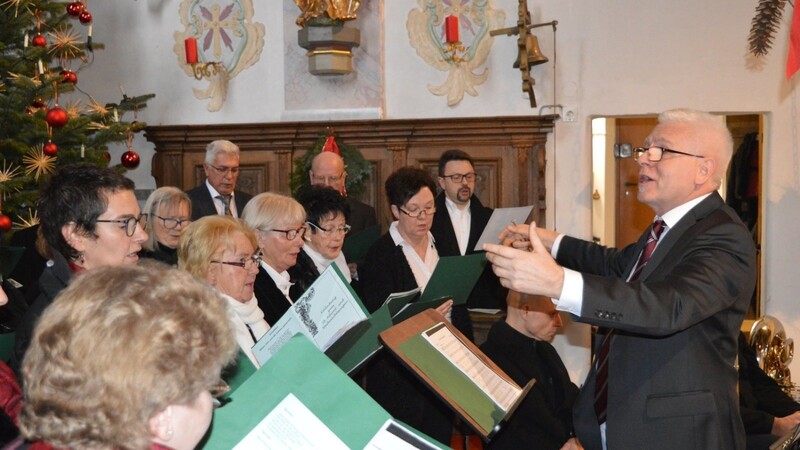 Der "Chor der Pfarrkirche Mariä Himmelfahrt Atting-Perkam" unter der Leitung von Heinrich Reif.