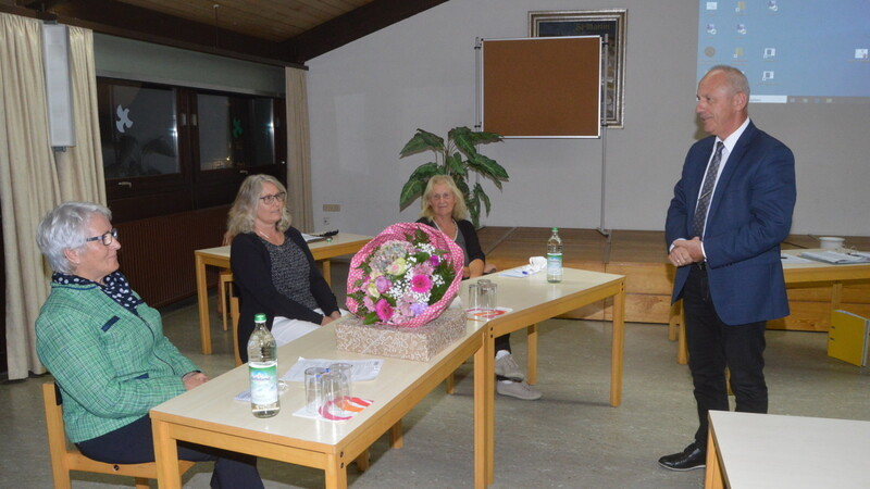 Bürgermeister Josef Reff dankte Anna Velat (links) für ihre Tätigkeit als Seniorenbeauftragte. Neu in diesem Ehrenamt bestätigt wurden Christine Fricke und Sabine Obermeier (von rechts).