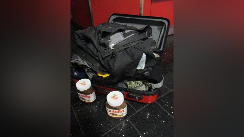 Jede Menge Klamotten und zwei Glas Nutella - zu viel Gewicht für den Check-In am Münchner Flughafen. Der Besitzer ließ den Koffer deshalb in einem Café am Flughafen zurück und löste damit einen Polizeieinsatz aus.