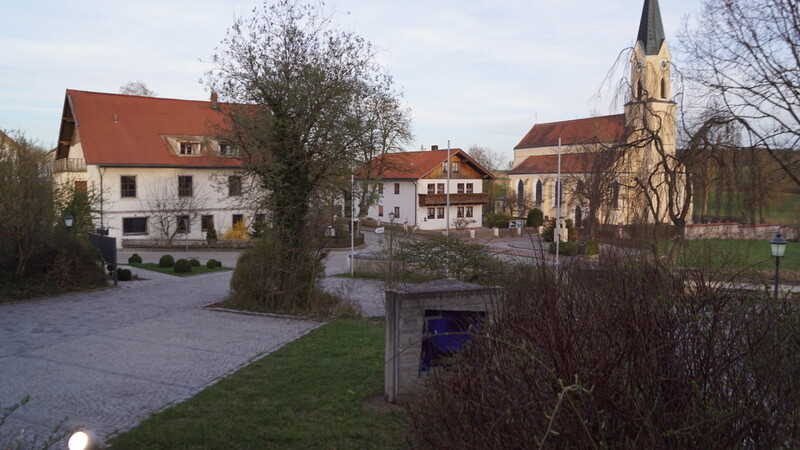 Die Dorfmitte Bonbrucks vom Rathaus aus betrachtet. Links ist die Dorfschänke zu sehen, rechts die Kirche Mariä Himmelfahrt.