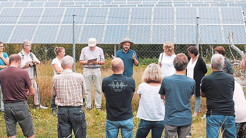 Solaranlagenbetreiber Andreas Engl (mit Hut) führte die Besucher durch das Solarfeld und zeigte dessen Mehrwert der doppelten Flächennutzung.