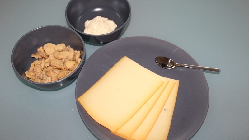 Die Zutaten: Käse, Champignons und Salatcreme sowie etwas Essig und Süßstoff.