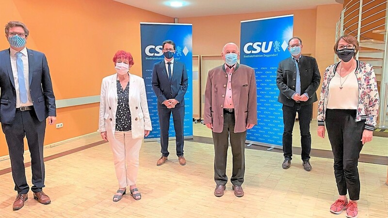 Fraktionschef Paul Linsmaier (l.) verabschiedete gemeinsam mit OB Moser (3. v. l.) die ehemaligen CSU-Stadträte (v. l.) Cornelia Wohlhüter, Manfred Eiberweiser, Martin Hohenberger und Elisabeth Krauth.