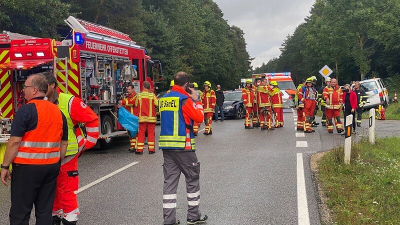 Auf der Staatsstraße 2144 zwischen Offenstetten und Abensberg hat sich am Mittwoch ein schwerer Schulbusunfall ereignet.