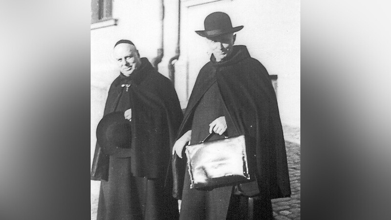 Frater Eustachius Kugler (r.) mit Generalprior Frater Narzissus Durchschein - vermutlich im Jahr 1930.