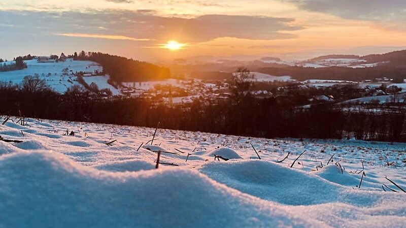 Amelie Dilger hat den Sonnenuntergang über der verschneiten Winterlandschaft um Haibach festgehalten.