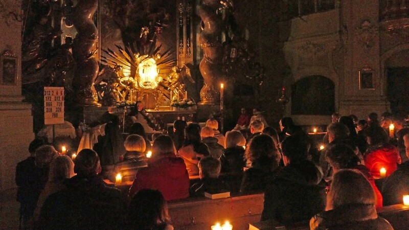 Nur im Licht der Osterkerzen hörten die Gläubigen die alttestamentlichen Lesungen in der Osternacht in der Ursulinenkirche.