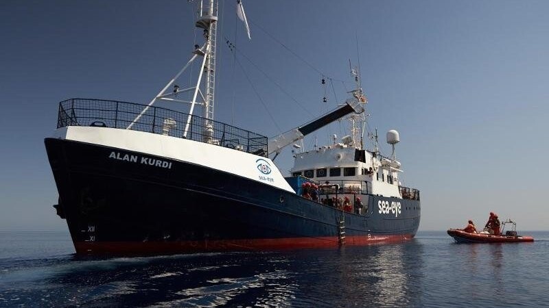 Gefährlicher Zwischenfall in internationalen Gewässern vor Libyen. Dort feuerte die Miliz bei einem Seenotfall Warnschüsse auf das deutsche Rettungsschiff "Alan Kurdi".