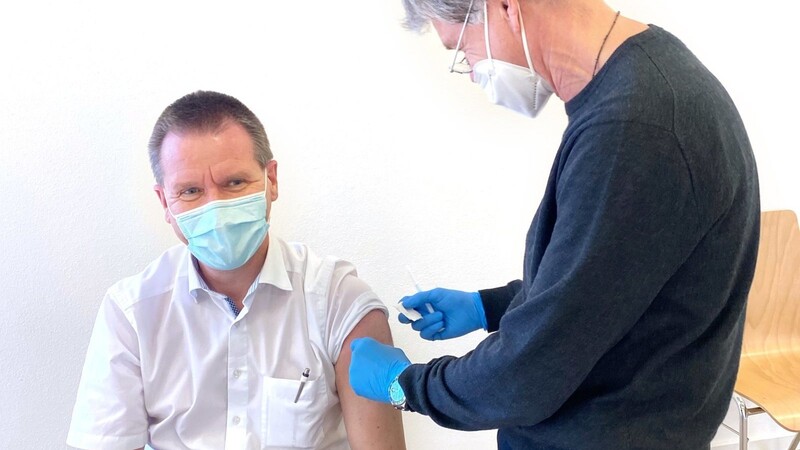 Auch Prof. Dr. Johannes Schmidt ging mit gutem Beispiel voran und ließ sich gegen das Coronavirus impfen.