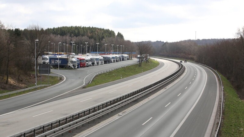 Gespenstisch leer sind die Autobahnen Europas derzeit inmitten der Corona-Krise. (Symbolbild)