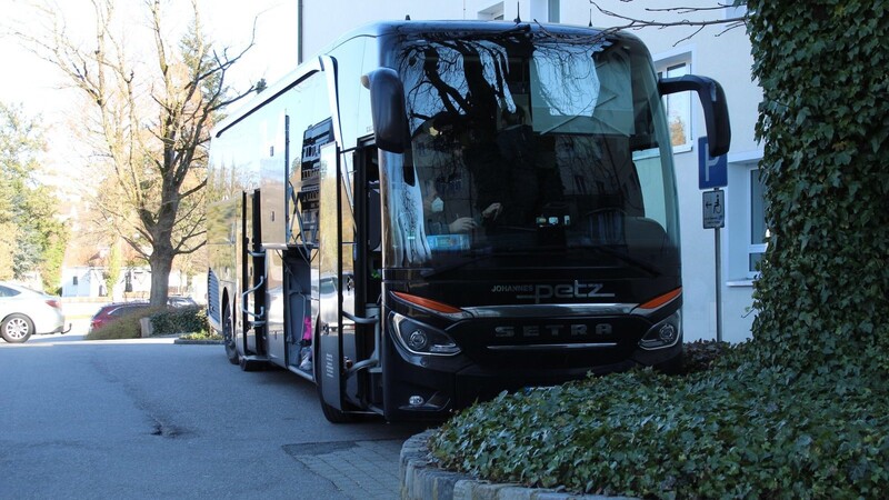 Ein Bus mit rund 50 Geflüchteten aus der Ukraine ist am Dienstagnachmittag am Landratsamt Landshut angekommen.
