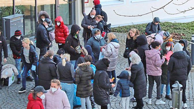 Ein Bus mit rund 50 Geflüchteten aus der Ukraine ist am Dienstagnachmittag am Landratsamt Landshut angekommen.