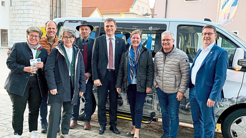 Eine Delegation aus dem Landkreissüden testete auf Initiative der CSU-Fraktion den Land-KEXI in Neustadt.