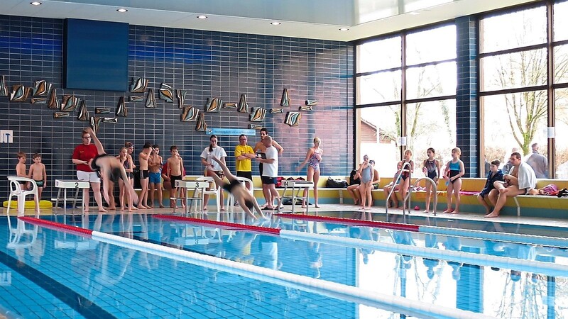 Vereinswettbewerbe und insbesondere die beliebten Schwimmkurse für Anfänger, wie sie die DLRG veranstaltet, werden auch bis auf Weiteres nicht möglich sein. Eltern müssen entweder warten, bis Anfängerkurse möglich werden, oder bringen ihren Kindern selbst das Schwimmen bei.
