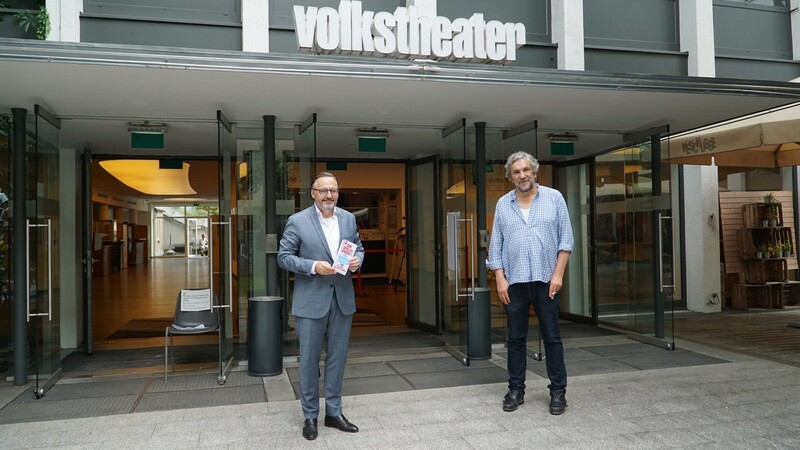 Christian Stückl mit dem Kulturreferenten Anton Biebl vor dem Volkstheater.