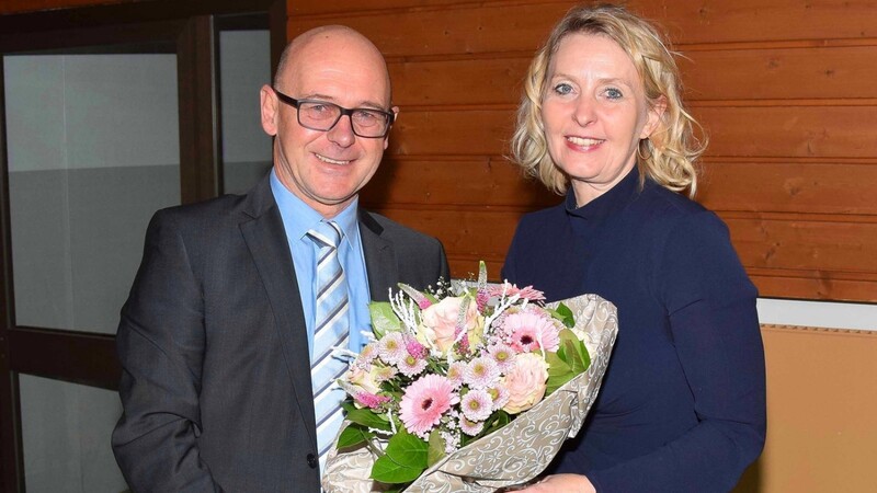 Schulamtsdirektor Sebastian Hutzenthaler übergab Blumen an Yvonne Wandslebe.