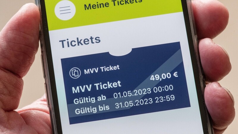 in der App oder vorläufig als Papierkarte: Seit Montag ist das Deutschlandticket über die MVG erhältlich.