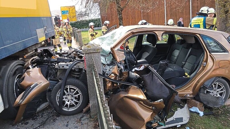 Die Feuerwehr brauchte schweres Gerät, um den Fahrer des Mercedes aus seinem Auto zu befreien.