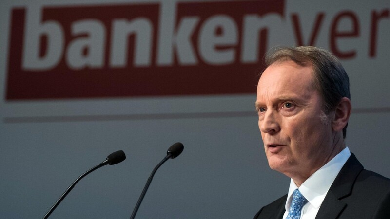 "Der ökonomische Druck auf die Banken wird auf jeden Fall immer größer", sagt Hans-Walter Peters (Archivfoto), Präsident des Bundesverbandes deutscher Banken.