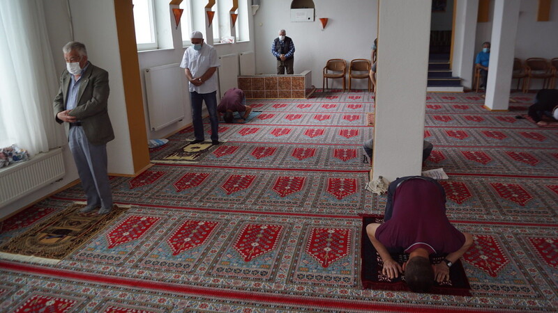 Im Zuge der Corona-Pandemie waren auch die Moscheen in Deutschland wochenlang geschlossen. Erst gegen Mitte des Ramadans durften die Moscheen ihre Pforten wieder öffnen - unter Auflagen. Auch hier gilt Maskenpflicht und Abstand halten.