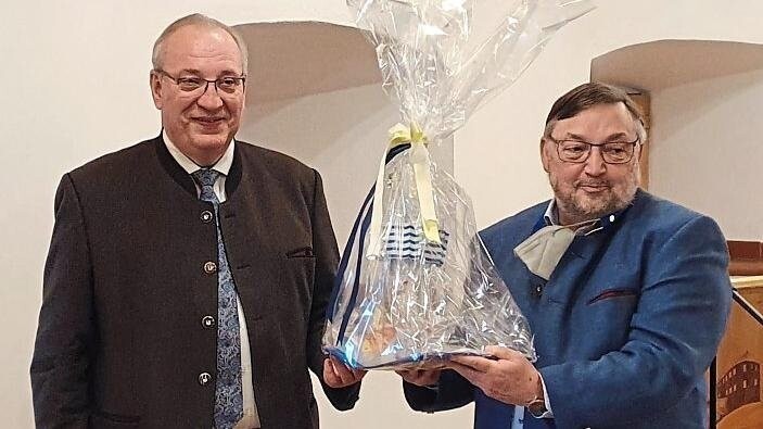 Landrat und Bezirkstagspräsident Franz Löffler überreichte Alois Nock ein Geschenk.
