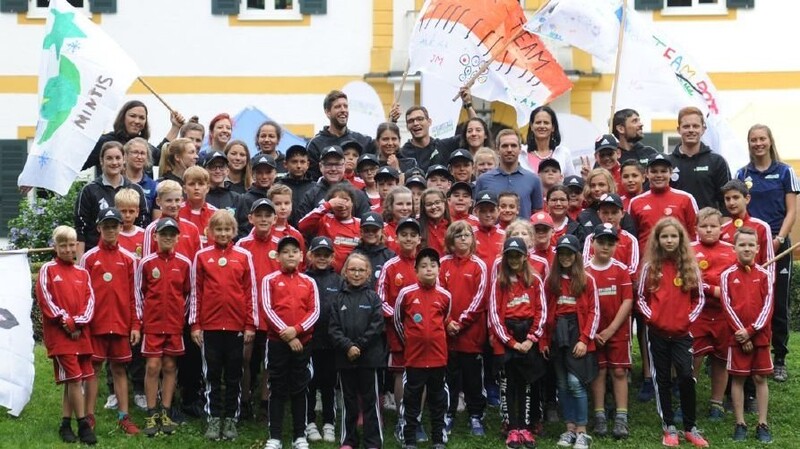 Ein tolles Projekt: Weltmeister Philipp Lahm (blaues Hemd) begrüßt die Kinder bei seinem Sommercamp.