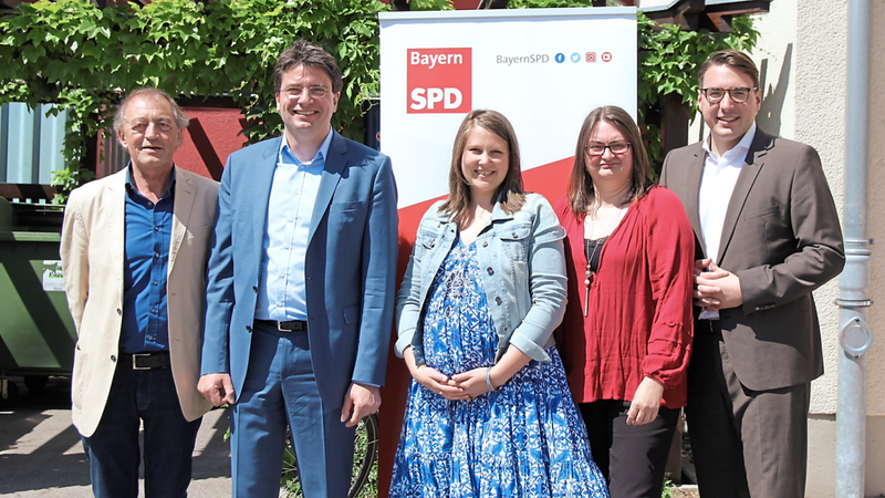 Carolin Wagner (Mitte) gehört neben Franz Schindler (l.) dem Vorstand der SPD Oberpfalz an. Koch (r.) sieht in ihr die "richtige Kämpferin" für die SPD.