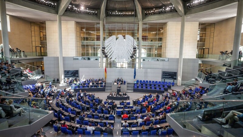 Der Bundestag hat mit großer Mehrheit den neuen Haushalt beschlossen. Bei der Opposition stieß das Zahlenwerk allerdings auf Kritik.