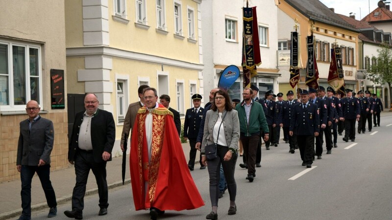 Feuerwehr-Freund Pfarrer Anzinger marschierte mit zur Pfarrkirche.