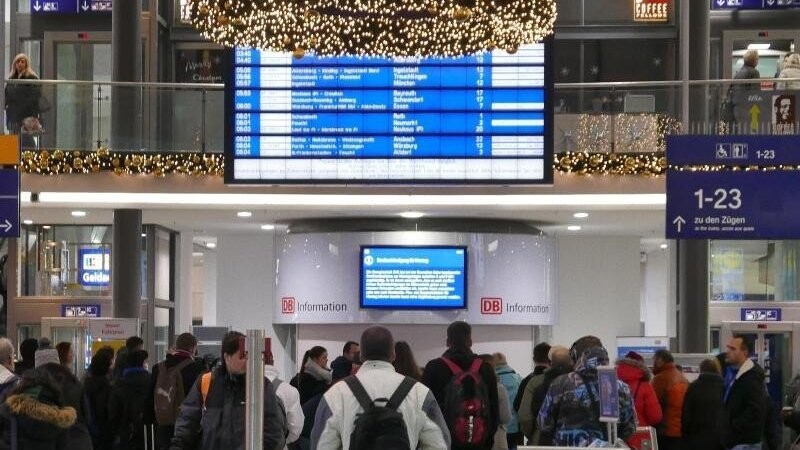 Der Bahnverkehr in Bayern läuft wieder an. (Symbolbild)