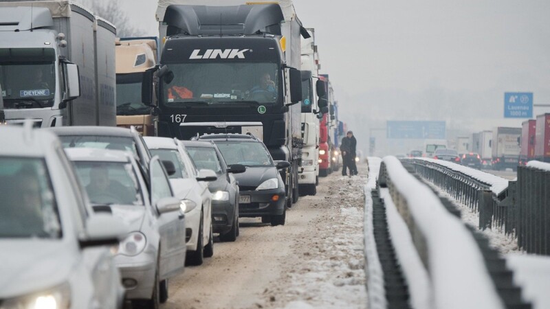 Auf spiegelglatten Straßen ist es in verschiedenen Teilen Bayerns am Samstagmorgen zu Unfällen gekommen.