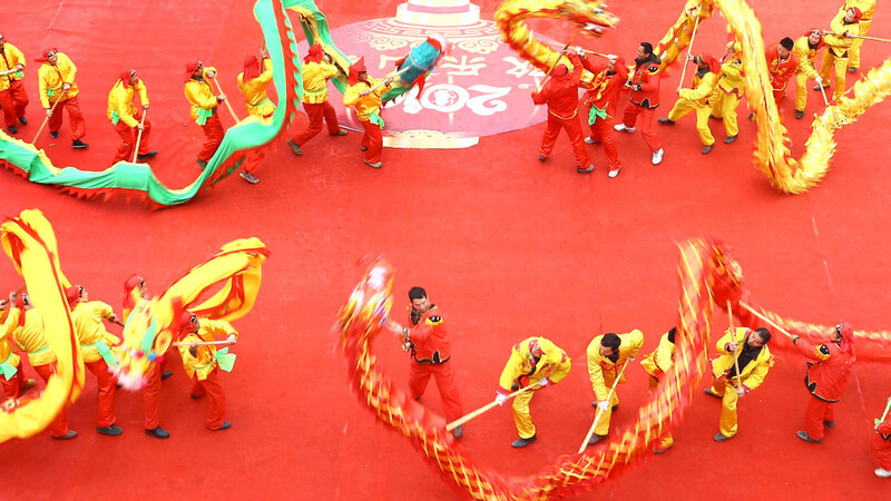 Volkskünstler führen anlässlich des chinesischen Neujahrsfestes einen Drachentanz auf. Drachen - und Löwentänze sowie die rote Dekoration sind am chinesischen Neujahrsfest Tradition.