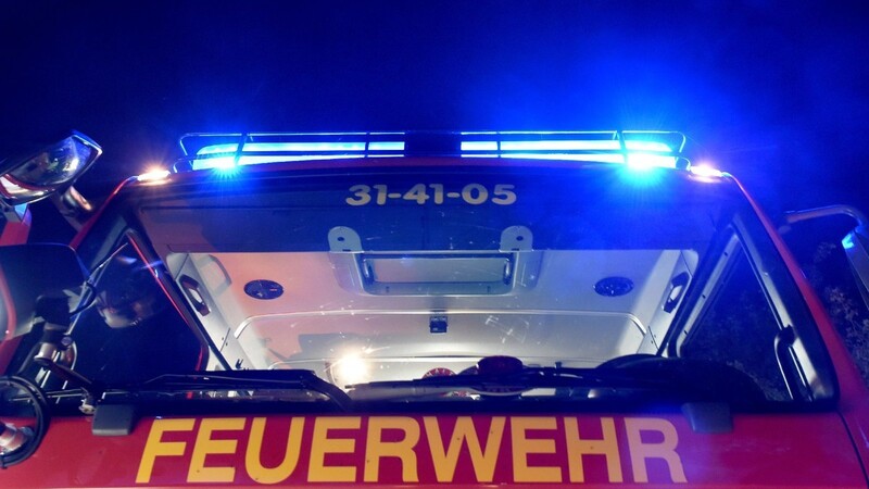 Feuerwehreinsatz in der Nacht auf Dienstag am Güterbahnhof in Passau. (Symbolbild)