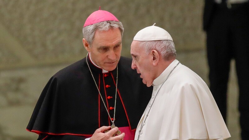 Georg Gänswein (links) zusammen mit Papst Franziskus. Der deutsche Kurienerzbischof soll nach einem Medienbericht von seinem Amt als Präfekt des Päpstlichen Hauses beurlaubt worden sein.