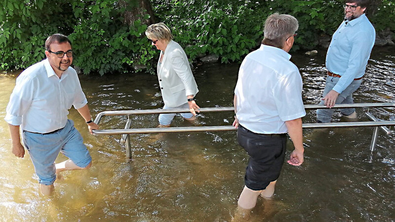 Minister Klaus Holetschek (links) krempelte die Hosenbeine hoch und drehte eine Runde beim Wassertreten nach der Kneipp-Methode.