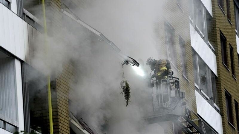 Ein Feuerwehrmann ist nach der Explosion im Einsatz.