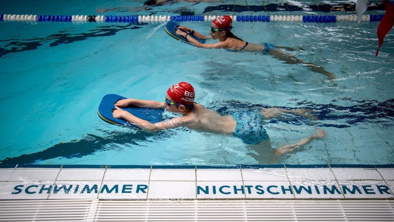 Kinder, die Schwimmen lernen wollen, haben im Moment schlechte Karten. Die Wartelisten sind lang, erst ab Herbst starten wieder Kurse.
