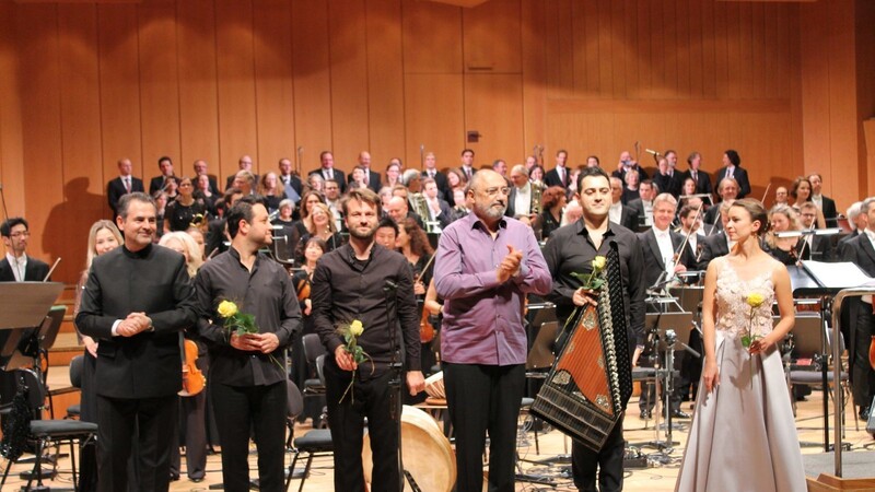 Das Pera-Ensemble (in Schwarz) mit Mehmet C. Yesilçay, dahinter die Münchner Symphoniker und der Domchor und sie Capella Cathedralis. Rechts: Sophie Pollak.