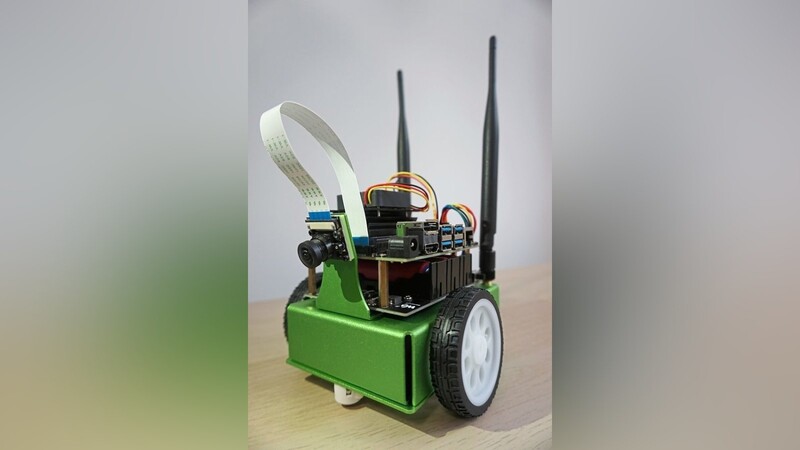 "Nvidia Jetbot", eine auf Deep Learning basierende mobile Roboterplattform, die im Studiengang eingesetzt wird.