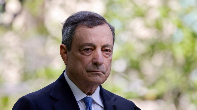Mario Draghi hat angesichts einer tiefen Krise in der Regierungskoalition seinen Rücktritt erklärt. Auslöser für diesen Schritt war die Weigerung von drei Koalitionsparteien, an einer Vertrauensabstimmung teilzunehmen.