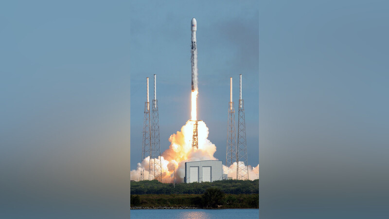 Eine Rakete vom Typ Falcon 9 des Unternehmens SpaceX startet von Cape Canaveral aus in den Weltraum. Am Freitag ist es 70 Jahre her, dass die erste Rakete von dem Weltraumbahnhof gestartet ist.